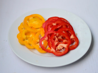 9、金枪鱼披萨,红、黄甜椒切片