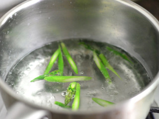 10、金枪鱼披萨,芦笋切段焯水