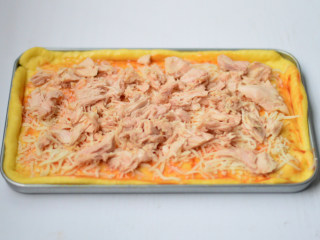 12、金枪鱼披萨,放上金枪鱼肉