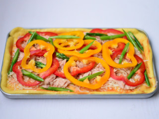 13、金枪鱼披萨,再摆上青红椒和芦笋