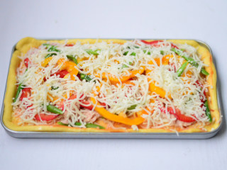 14、金枪鱼披萨,最后铺上一层马苏里拉芝士