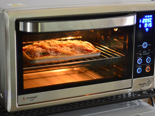 15、金枪鱼披萨,烤箱预热205度，烤15分钟