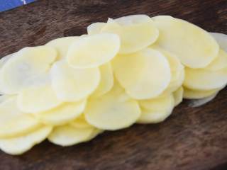 1、土豆真是百吃不腻，尤其现在天气变热了，凉拌才是最佳做法,土豆切片