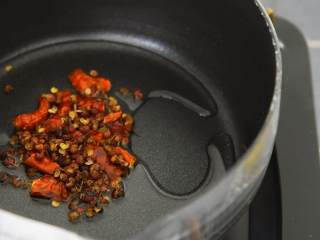 6、土豆真是百吃不腻，尤其现在天气变热了，凉拌才是最佳做法,热锅冷油，倒入干辣椒、花椒爆香。