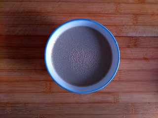 2、苏打酥脆小饼干,酵母用温水化开静置2分钟左右