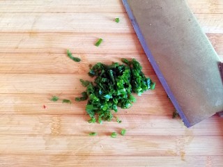 3、苏打酥脆小饼干,小葱叶洗净切碎