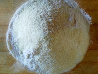 4、苏打酥脆小饼干,将面粉与奶粉混合