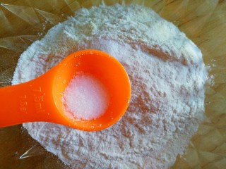 6、苏打酥脆小饼干,加1克食用盐