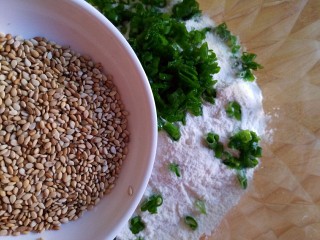 7、苏打酥脆小饼干,加入切碎的小葱叶和熟白芝麻混合均匀