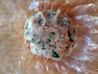 8、苏打酥脆小饼干,倒入酵母水搅拌均匀后加入玉米油揉成面团，盖保鲜膜发酵30分钟