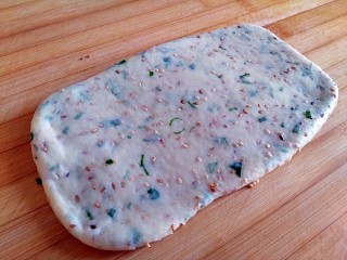 9、苏打酥脆小饼干,将发酵好的面团（有些许膨胀），擀成长方形的面片，尽量规整一些