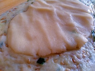 11、苏打酥脆小饼干,放入油酥面团并用手摊开一些