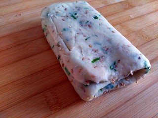 10、苏打酥脆小饼干,从面片另一端的1/3处再折起，如上图