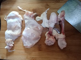 2、夏日减脂～鸡肉沙拉,鸡腿洗干净，剔除鸡骨头，连皮也不要
