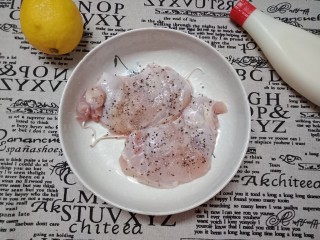 3、夏日减脂～鸡肉沙拉,然后加入盐和黑椒粉腌制半个小时