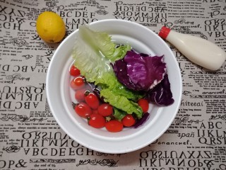 4、夏日减脂～鸡肉沙拉,把所有的蔬菜洗干净，然后用清水泡5分钟