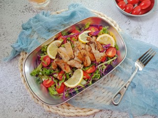 8、夏日减脂～鸡肉沙拉,吃的时候加入沙拉酱拌一下即可