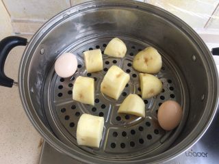 3、福禄（葫芦）土豆泥,鸡蛋洗净 与土豆一起上锅隔水蒸15分钟