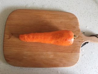 4、福禄（葫芦）土豆泥,胡萝卜去皮 去头去尾 切块放入料理机