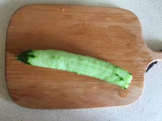 6、福禄（葫芦）土豆泥,黄瓜同萝卜一样 去皮 去头尾打碎 放入容器里