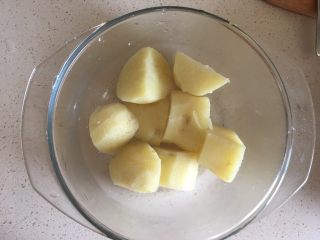 10、福禄（葫芦）土豆泥,蒸好的土豆 另取一容器 备用（太烫）