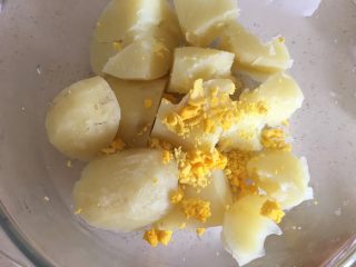 12、福禄（葫芦）土豆泥,蛋黄放入土豆内