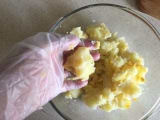 15、福禄（葫芦）土豆泥,带上手套把土豆泥捏碎 把蛋黄跟土豆泥充分揉在一起