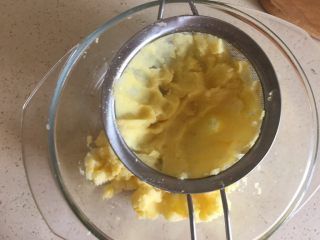 16、福禄（葫芦）土豆泥,过筛是为了让土豆泥更细腻，也是为了怕残留土豆皮或者土豆坑里的结儿 当然如果你放入保鲜袋里用擀面杖擀擀 也可以 但是土豆要清理干净