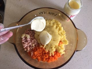 18、福禄（葫芦）土豆泥,放入两勺沙拉酱 搅拌