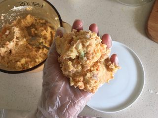 21、福禄（葫芦）土豆泥,带上手套取一团 揉成圆团。