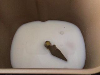3、一次发酵吐司面包,为了方便，我直接用面包机和面发面的，先放入液体：牛奶和水、鸡蛋