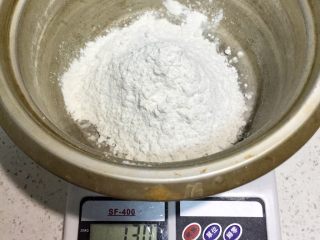 1、改良版火腿披萨,称取高筋粉。