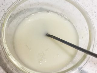 2、改良版火腿披萨,称取发酵粉用温水泡开，用筷子搅开以防有结。