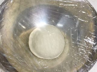 3、改良版火腿披萨,和面揉成光滑面团，盖上保鲜膜发酵至两倍大。