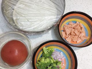 4、改良版火腿披萨,边发酵，边准备料，该切的切。