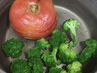 5、改良版火腿披萨,番茄开水里滚滚，将番茄皮切丁，西兰花烫一烫待用。