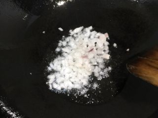 6、改良版火腿披萨,开始炒制匹萨酱，热锅倒油，洋葱丁下锅炒。