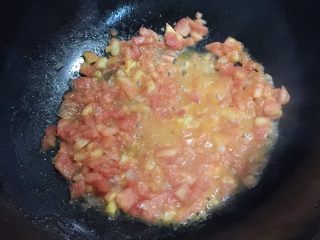 7、改良版火腿披萨,洋葱丁炒一会，番茄丁一起炒，放点水，放点白糖，开始熬酱，小火二十分钟左右熬到黏稠，收汁，冷却。