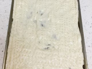 8、改良版火腿披萨,面团发酵好了再次揉面将面团的气揉掉，摊平至烤盘，烤盘上刷一层油以免粘盘，上面用叉子叉些小孔，防止饼皮在烘烤过程中凸起，最好在饼边刷一层蛋液，匹萨酱待冷却用。