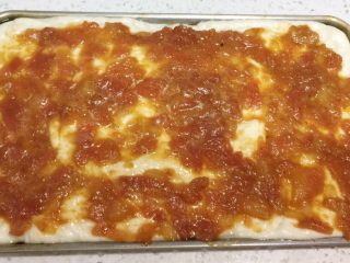 9、改良版火腿披萨,在饼皮上均匀涂抹炒制的匹萨酱。