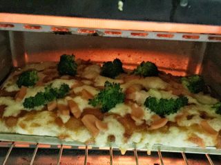 11、改良版火腿披萨,入烤箱开始烘烤，180度，二十分钟后取出，我个人偏爱老火一点，烘烤二十五分钟拿出来的。