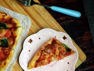 12、改良版火腿披萨,哈哈，烤好摆拍开吃。