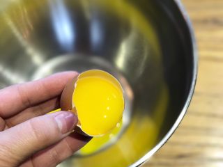 2、Pancake•摊一盘甜香可口的原味松饼吧,准备打蛋盆两个，分离蛋液、蛋黄分别于两个盆中