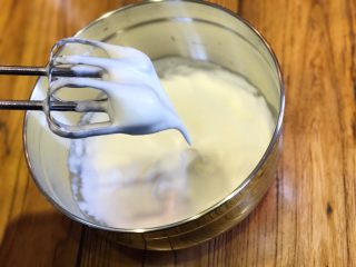 7、Pancake•摊一盘甜香可口的原味松饼吧,将蛋白打发，分三次加入50g白砂糖，打发至提起打蛋器后可形成弯勾就ok啦。因为方子是没有加泡打粉的，所以蛋白的打发非常重要哦。