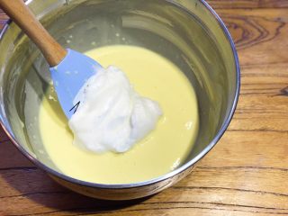 8、Pancake•摊一盘甜香可口的原味松饼吧,打发好的蛋白，分三次加入面糊中，每一次加入都要翻拌均匀后再加入下一次。