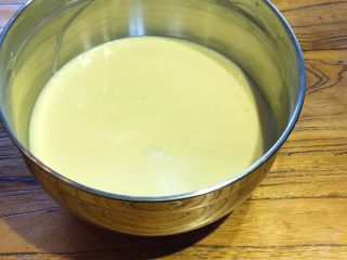 9、Pancake•摊一盘甜香可口的原味松饼吧,等到所有蛋白加入，且翻版完毕，我们的松饼糊就准备好了。