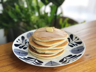 12、Pancake•摊一盘甜香可口的原味松饼吧,松饼全部做好后，在松饼表面淋上蜂蜜，并放上一块黄油增加它的香气。