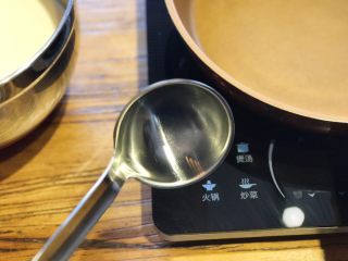 10、Pancake•摊一盘甜香可口的原味松饼吧,准备一支大小合适的勺子，不粘锅小火加热。