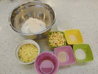 1、八寸火腿玉米披萨,准备好全部材料