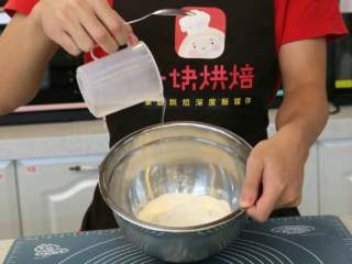 2、八寸火腿玉米披萨,首先在40度以下的温水中溶化所有的酵母，并加入糖、盐、油